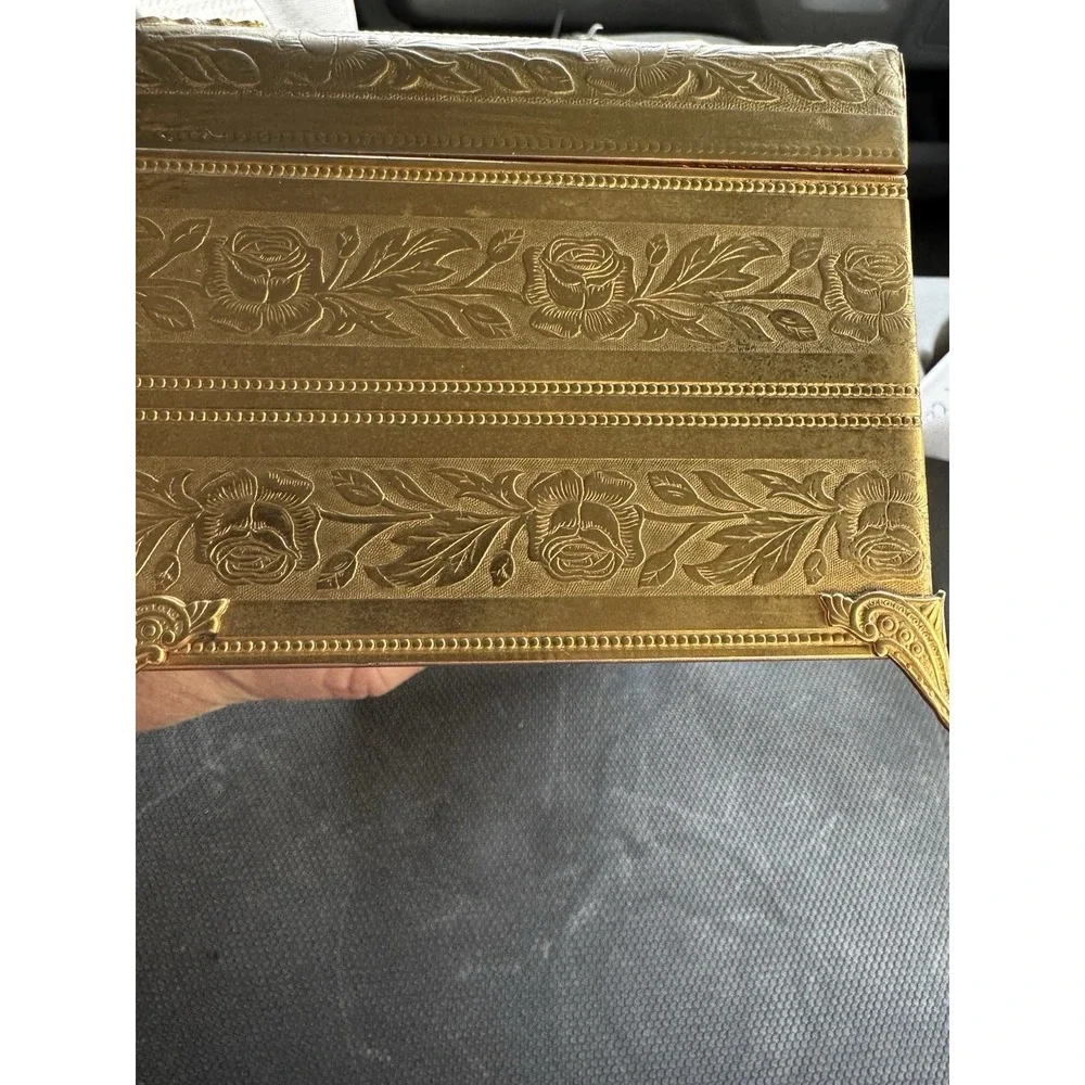 VTG MUSICAL JEWELRY BOX LE CARILLON MVMT ORNATE  GOLD FLORAL FOOTED DESIGN